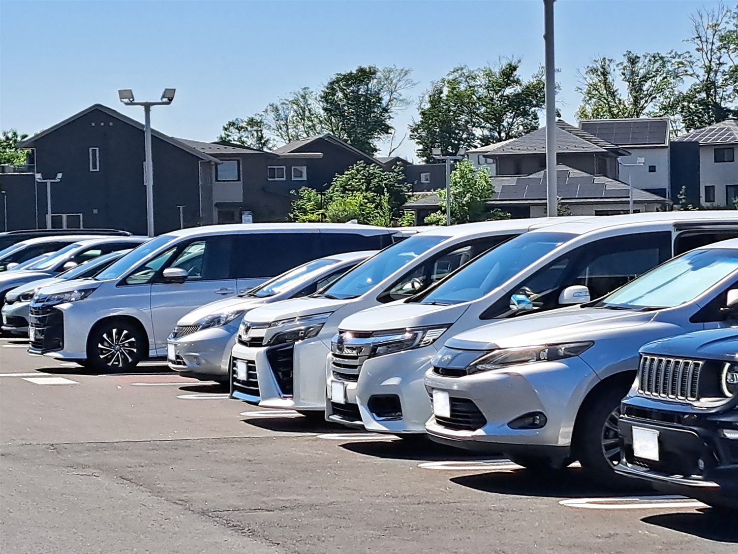 住宅街の駐車場に並ぶ車